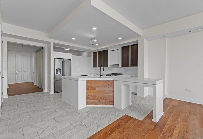 Building Photo - 717 Riverside Dr