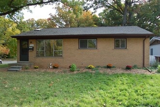Building Photo - 924 N Maple Rd