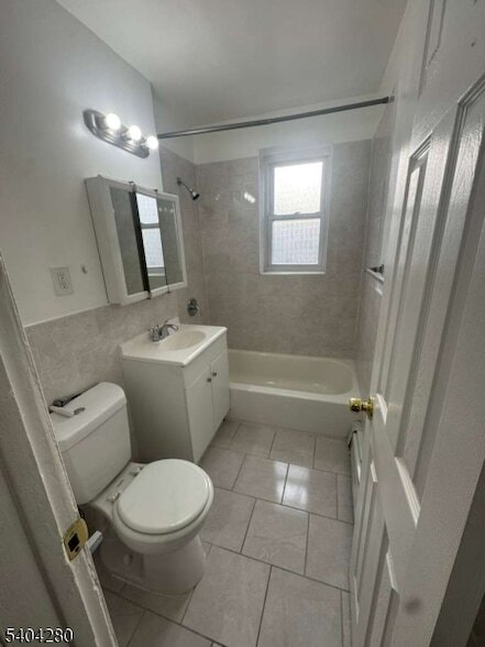 Building Photo - 711 Plainfield Ave