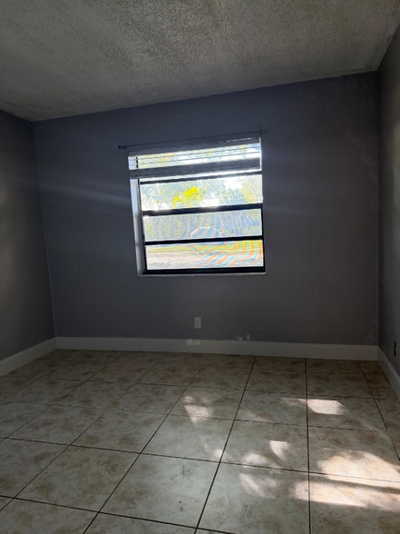 Building Photo - 4136 Lakeside Dr