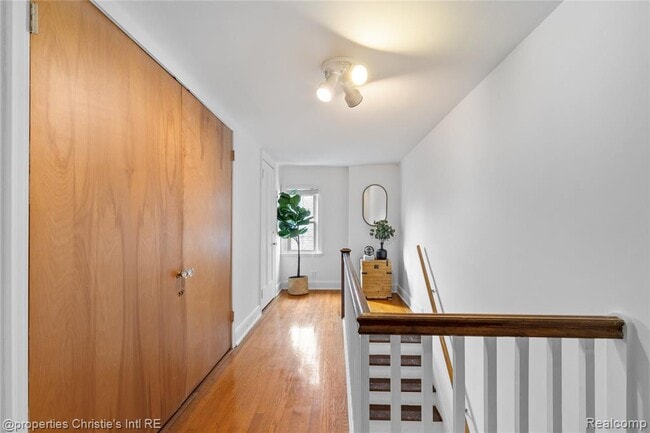 Building Photo - 18694 Oak Dr