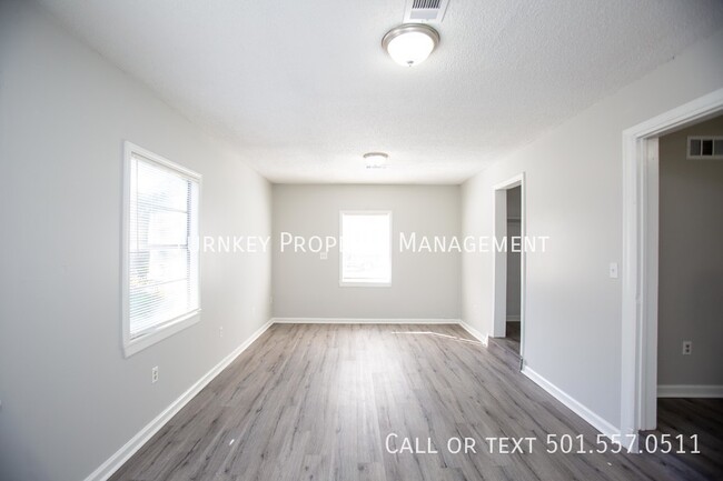 Building Photo - Move-in Special: 1/2 Off First Month Rent!...