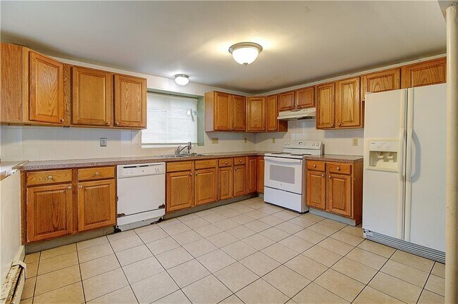 Building Photo - 499 Farmington Ave