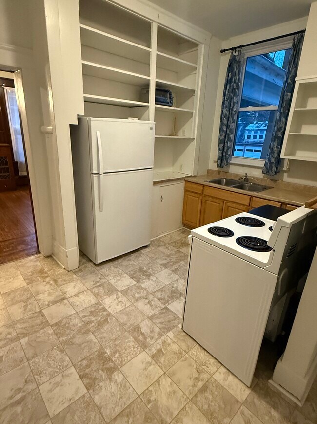 Kitchen - 160 E Pine St