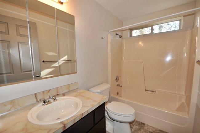 Building Photo - 2 bed 2 bath Hayden rancher duplex