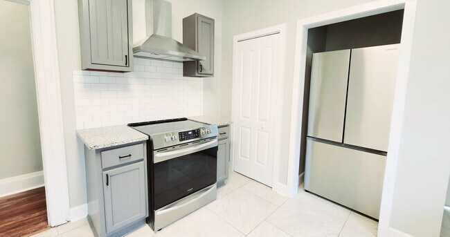 Building Photo - Dupont Duplex