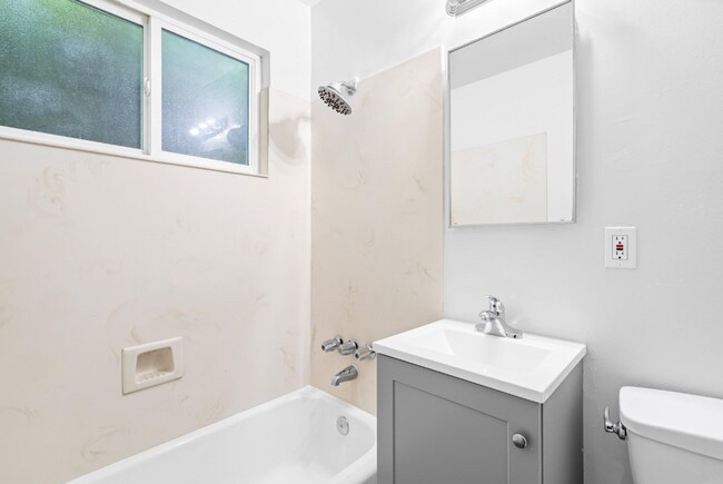 Building Photo - Newly Updated Oakland 3-Bed: Off-Street Pa...