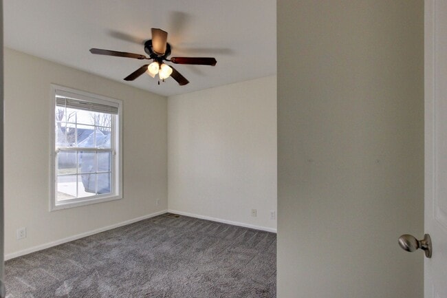 Building Photo - 3 bed 2 bath Fenced yard.  Heart of St. B.  Hurry.