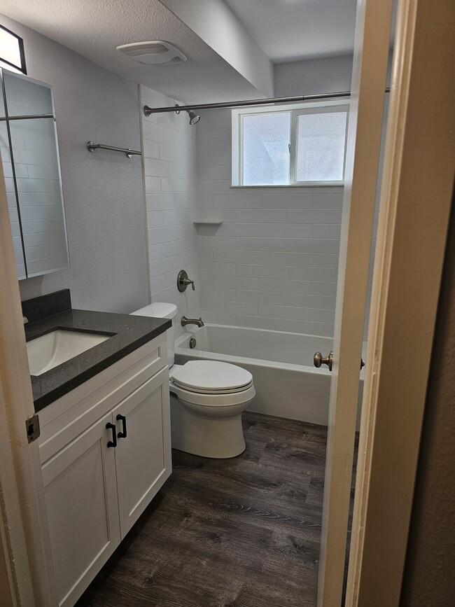 Building Photo - 813 Riverside Dr