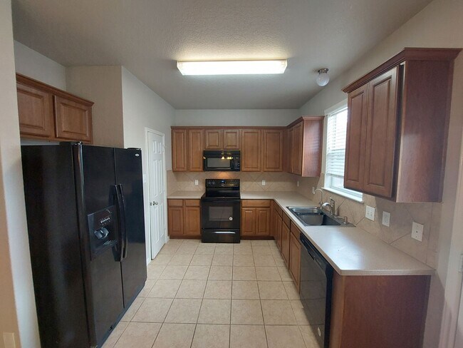 Building Photo - Lovely 4 Bedroom Home with Master Downstai...