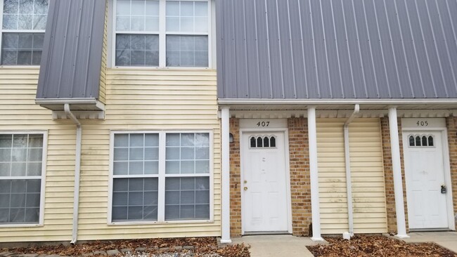 Primary Photo - 2 Bedroom Townhouse in Albion!