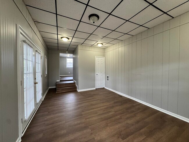 Building Photo - 790 Allendale Dr