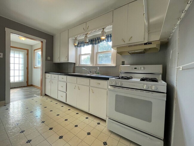 Building Photo - Three bedroom 1 1/2 bathroom home for rent