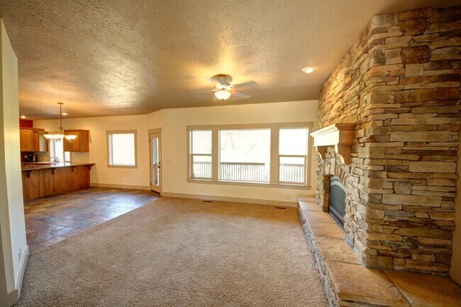 Building Photo - MOVE IN SPECIAL: FREE FIRST MONTH'S RENT!!...