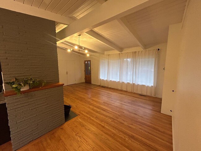 Building Photo - Fantastic 3 bedroom 1 bathroom rambler in ...