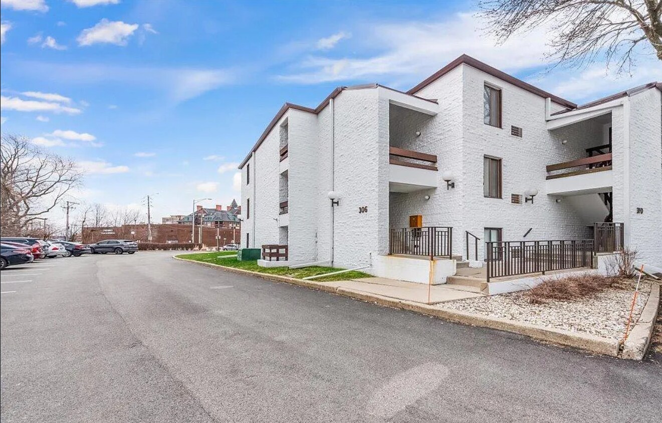Building Photo - 306 W Miner St