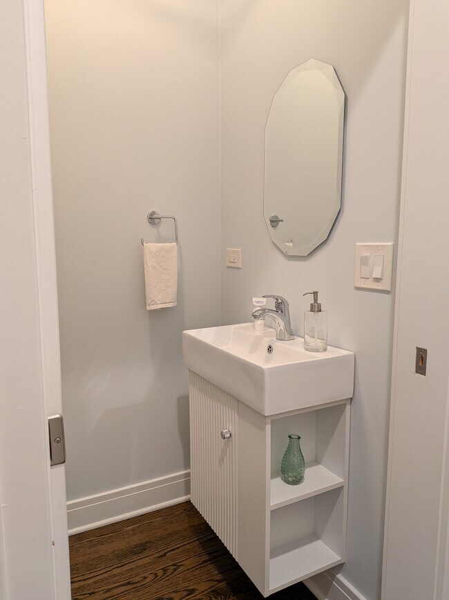 Building Photo - 2741 Lincolnwood Dr