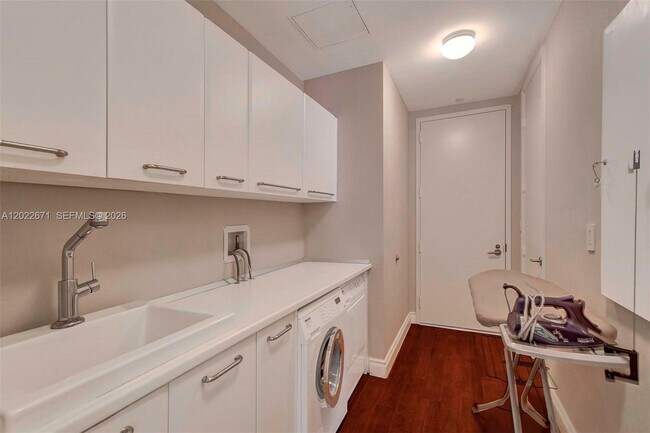 Building Photo - 16051 Collins Ave