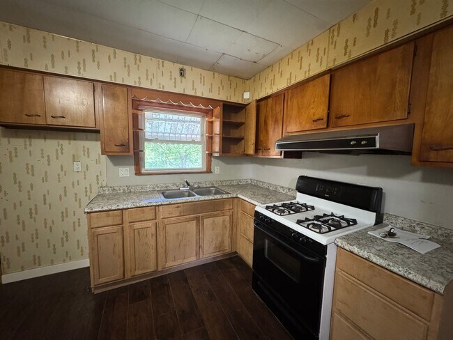 Building Photo - Duquesne 2 Bedroom 1 Bath House, Yard