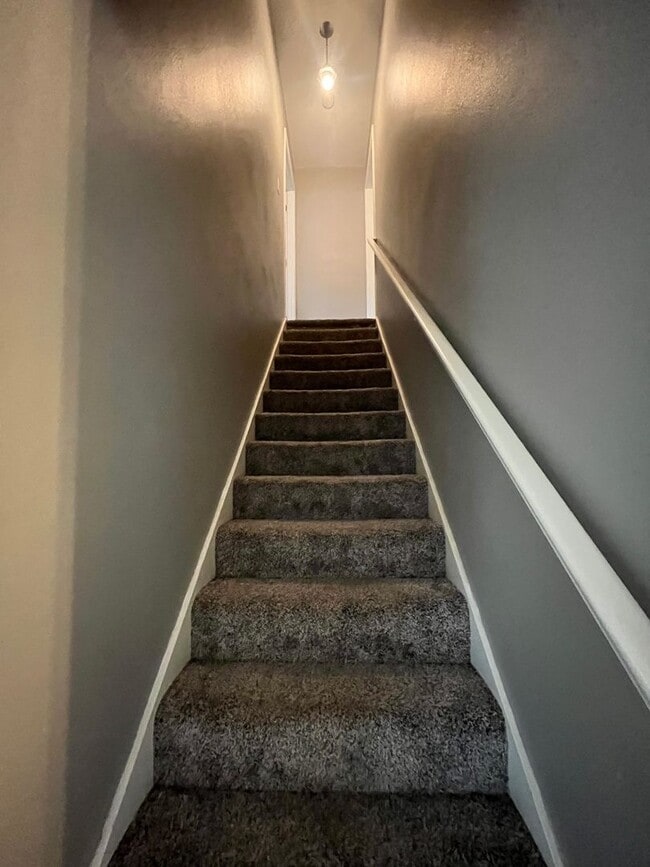 Building Photo - 2-Bedroom 1 1/2-Bathroom townhouse style d...