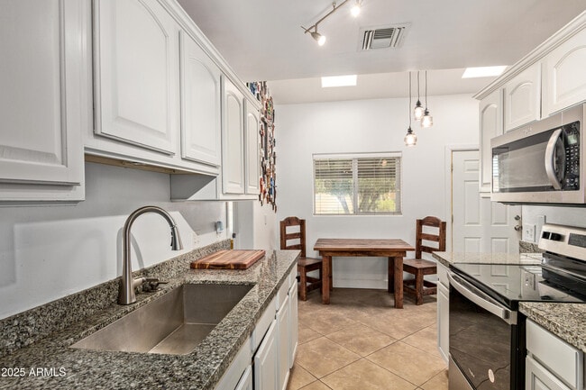 Building Photo - 3232 E Cypress St