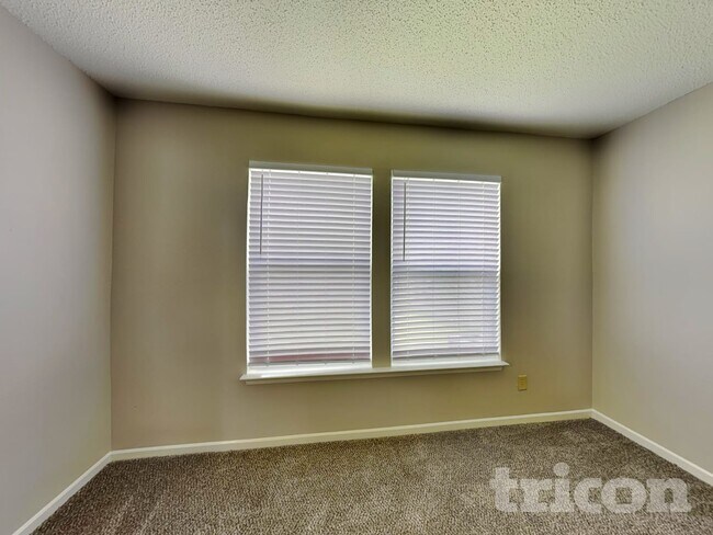 Building Photo - 1909 Blue Pine Ln