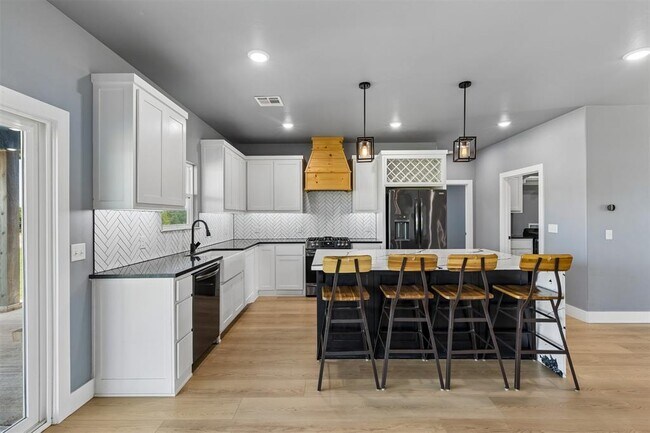 Building Photo - 4930 Meadow Dr
