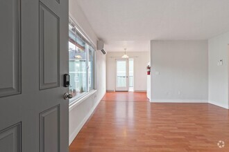 Building Photo - Comfortable 2-bed/1-bath upper apt in Cath...