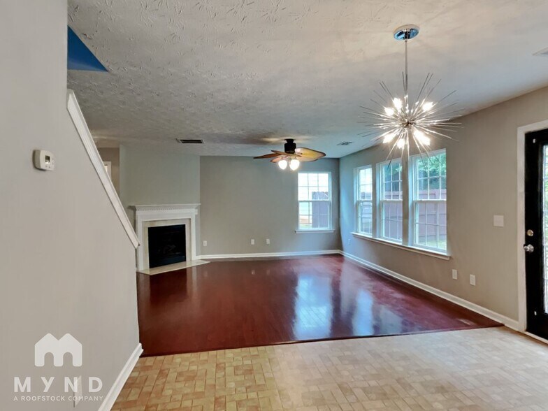 Building Photo - 2260 Valley Creek Dr