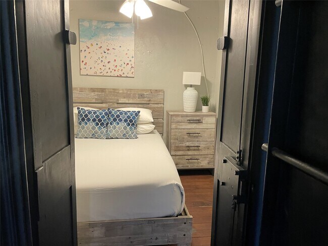 Building Photo - 2118 The Strand