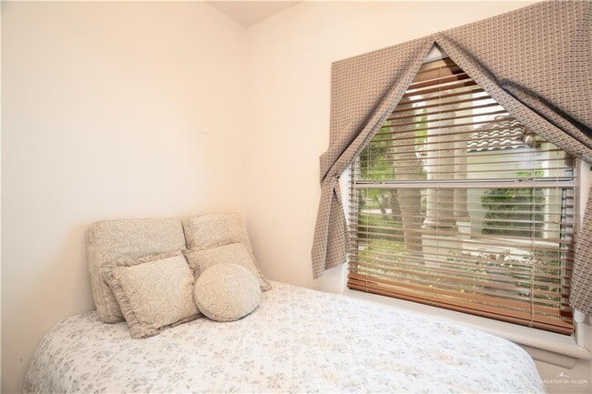 Building Photo - 23 Red River Dr