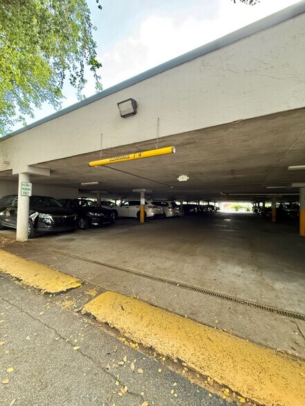 Building Photo - 1720 NW North River Dr