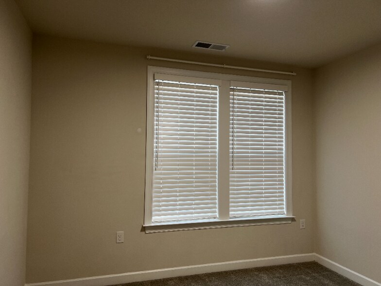 Building Photo - 3927 Fair Ridge Dr