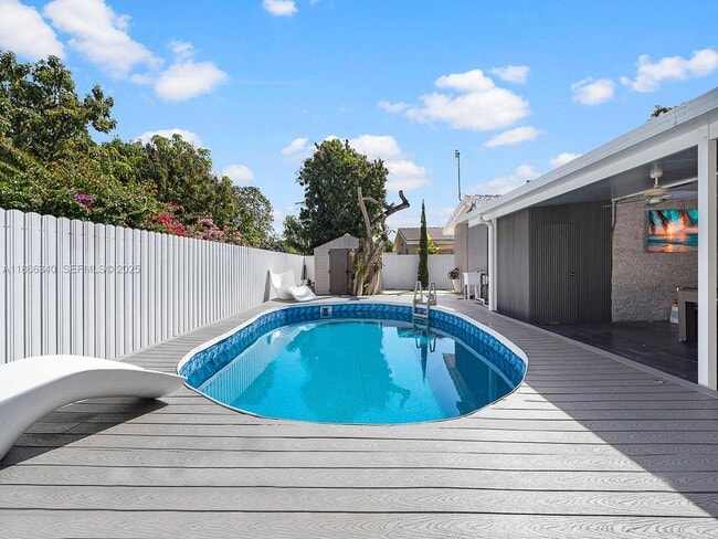 Building Photo - 6951 Miami Lakeway S