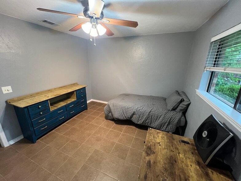 Building Photo - 2103 Heather Hill Ln