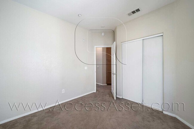 Building Photo - Beautiful 3 Bed / 2.5 Bath Townhouse In Vi...