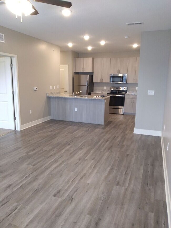 Building Photo - 2 Bedroom Luxury Apartment in the Northland of KCMO