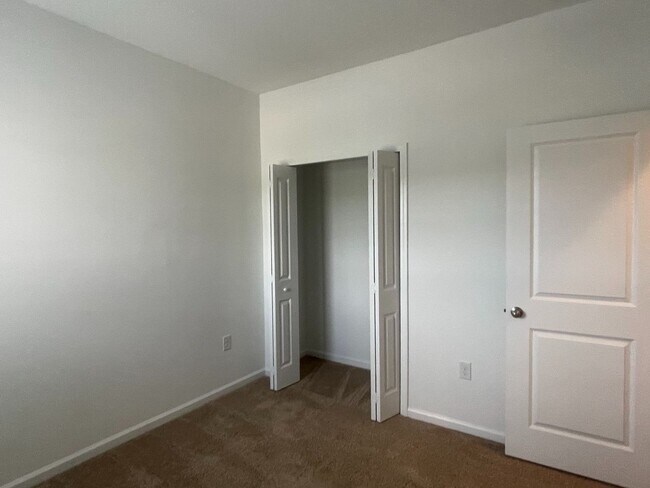 Building Photo - 3/2.5 Townhome in Holly Forest!