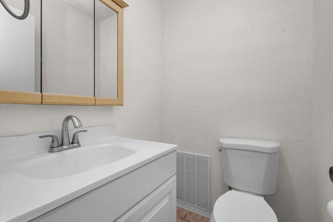 Building Photo - 533 Hibiscus Ct