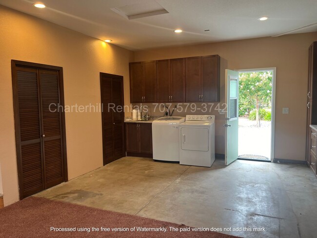 Building Photo - Lovely home on large lot and on a private ...