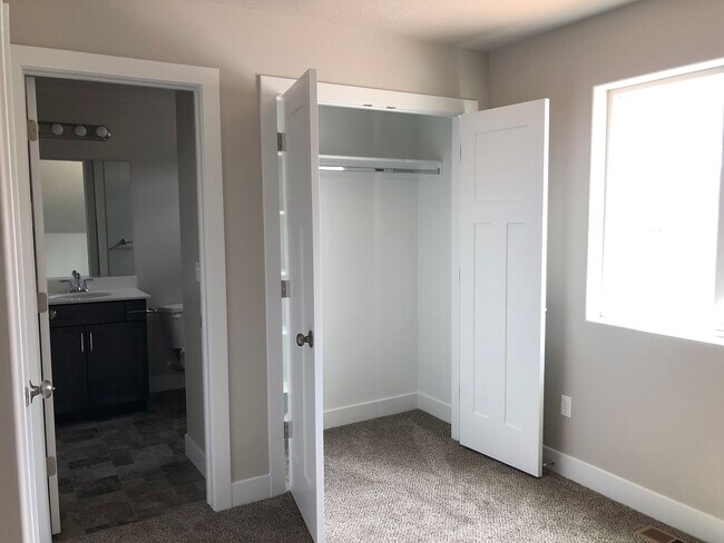 Building Photo - New 2 Bedroom 2.5 Bathroom Townhome
