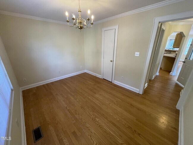 Building Photo - 5001 Knightsbridge Way