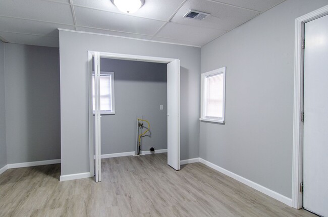 Building Photo - Completely Remodeled 2 Bed 1 Bath