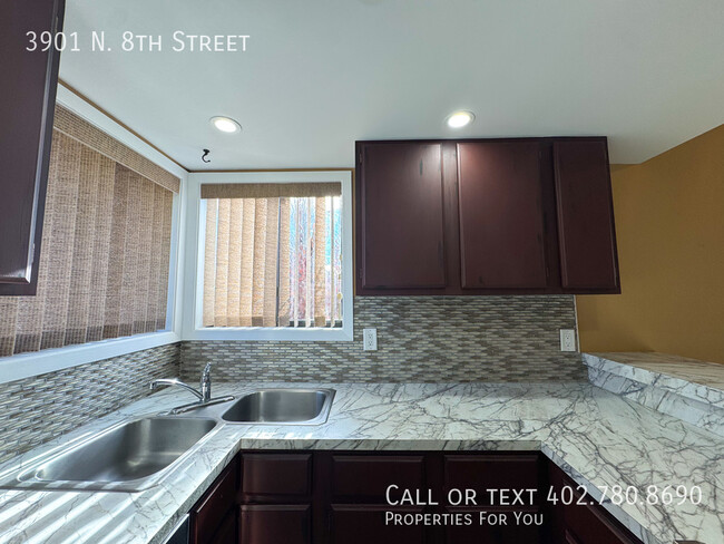 Building Photo - Fully remodeled townhome for rent!