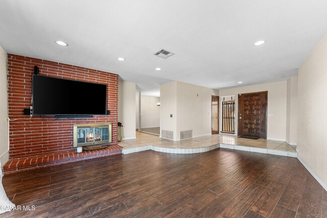 Building Photo - 1055 Lakeview Dr