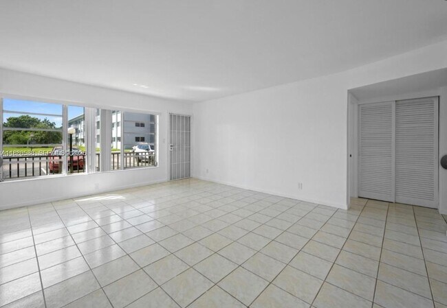 Building Photo - 1400 NE 169th St