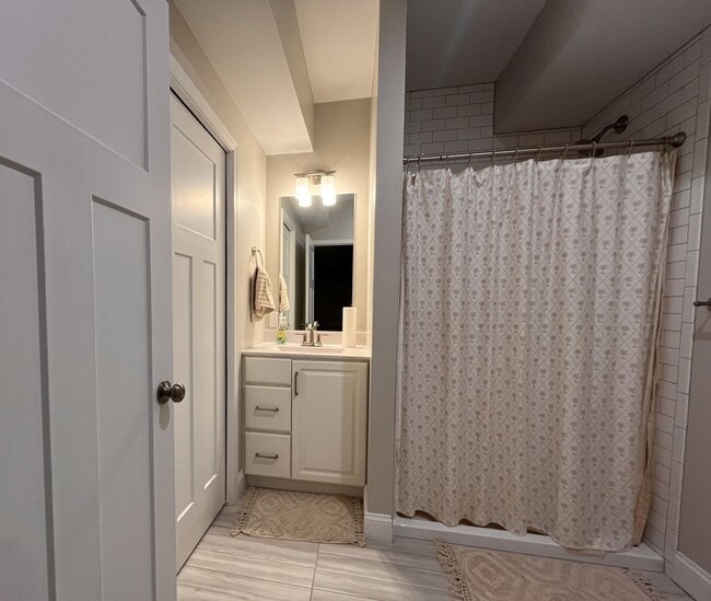 Building Photo - 4 Bedroom, 3.5 Bathroom Townhouse