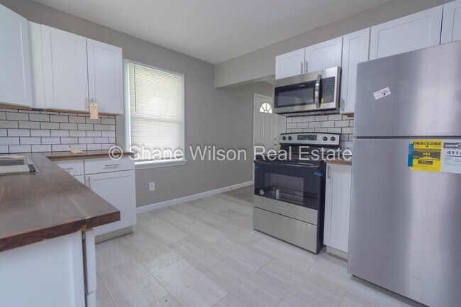 Building Photo - Remodeled 2BR/ 1 BA home ready for easy li...
