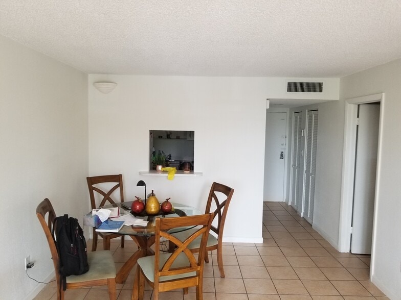 Building Photo - 14421 N Kendall Dr