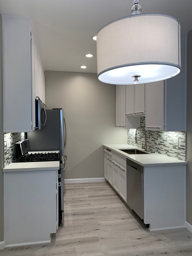 Building Photo - 15153 Burbank Blvd